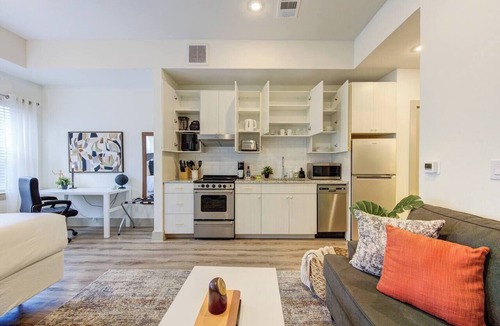 Addicks Apartment | This is a cozy studio in the park row/energy corridor area of Houston, TX. perfect for a solo traveler or a small family.