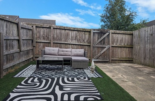 Vauxhall House | This is a large three-story house, located near the city centre. A short 4-minute drive (1 mile) will take you to the city centre, Albert Dock, ACC. Convenient public transportation is available with a 10-minute bus ride from the city. centre.