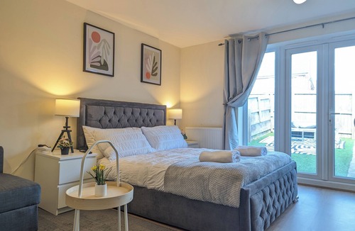 Vauxhall House | This is a large three-story house, located near the city centre. A short 4-minute drive (1 mile) will take you to the city centre, Albert Dock, ACC. Convenient public transportation is available with a 10-minute bus ride from the city. centre.