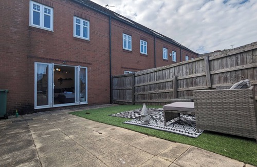 Vauxhall House | This is a large three-story house, located near the city centre. A short 4-minute drive (1 mile) will take you to the city centre, Albert Dock, ACC. Convenient public transportation is available with a 10-minute bus ride from the city. centre.