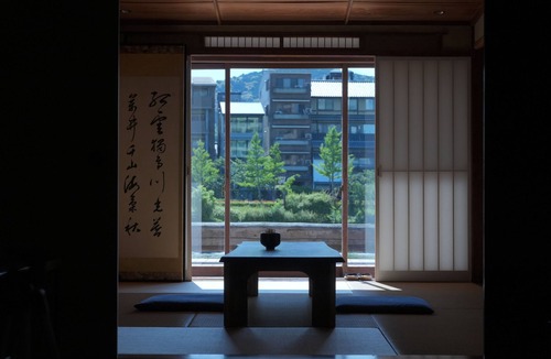 Ebisunocho House | This is a single building rental of a Kyomachiya that has been in existence since the Meiji Era (1868-1912). The window overlooks the Kamo River and the town of Gion, making it a prime location to enjoy the typical Kyoto scenery.