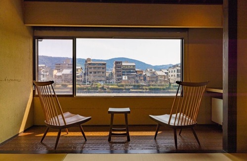 Ebisunocho House | This is a single building rental of a Kyomachiya that has been in existence since the Meiji Era (1868-1912). The window overlooks the Kamo River and the town of Gion, making it a prime location to enjoy the typical Kyoto scenery.
