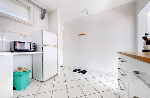 Limoges Apartment | This practical and light-flooded holiday apartment welcomes you to the centre of Limoges.