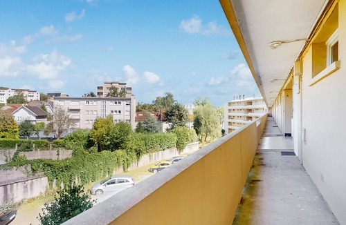 Limoges Apartment | This practical and light-flooded holiday apartment welcomes you to the centre of Limoges.