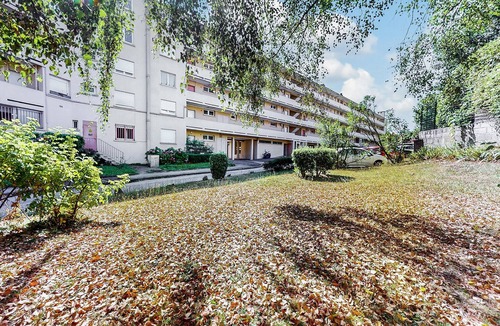 Limoges Apartment | This practical and light-flooded holiday apartment welcomes you to the centre of Limoges.