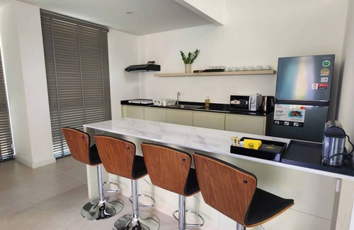 Na Kluea Villa | This premium villa, situated just 200 meters from the coast and convenience.