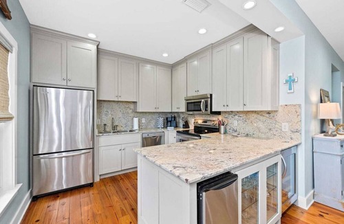 Alabama Gulf Coast Cottage | This quiet, cozy cottage on Mobile bay features a screened porch, Outdoor Grilling, Private pier, Bunk Beds and Sleeps 8!
