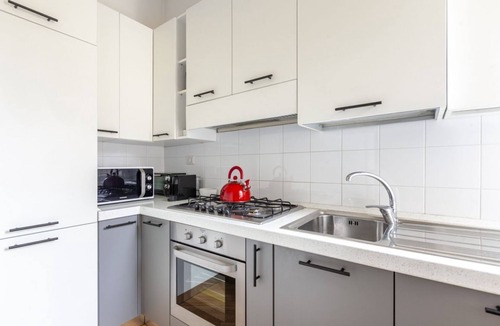 Trastevere Apartment | This recently renovated, beautiful, bright apartment has been completely redesigned. It is located on the 4th floor with elevator. There are three bedrooms: the first with a large double bed (180cmx200cm), the second bedroom has two single beds and the th