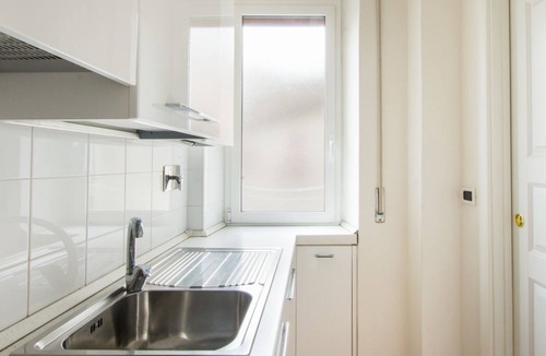 Trastevere Apartment | This recently renovated, beautiful, bright apartment has been completely redesigned. It is located on the 4th floor with elevator. There are three bedrooms: the first with a large double bed (180cmx200cm), the second bedroom has two single beds and the th