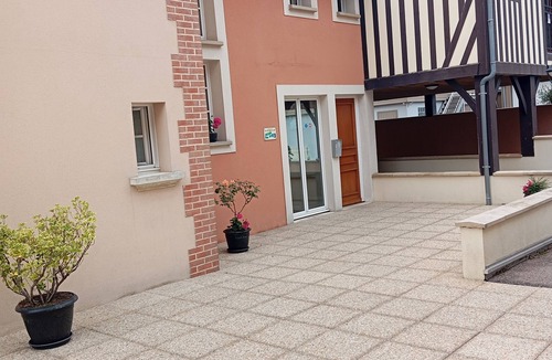 Honfleur Apartment | This residence in the heart of Honfleur is a great place to live.