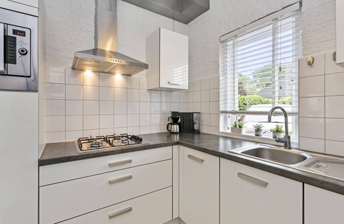Ouddorp House | This romantic holiday home is located in the middle part of the quiet and green park Toekomst in the middle of the Kop van Goeree