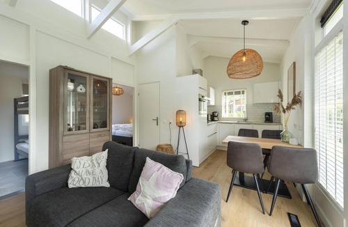 Ouddorp House | This romantic holiday home is located in the middle part of the quiet and green park Toekomst in the middle of the Kop van Goeree