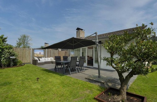 Ouddorp House | This romantic holiday home is located in the middle part of the quiet and green park Toekomst in the middle of the Kop van Goeree