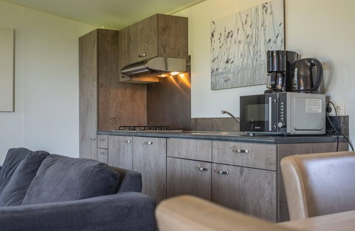 West-Graftdijk House | This single-storey home is ideal for small families or groups of friends who want to enjoy a relaxing stay in nature together. The location offers peace and space, while facilities are close at hand.