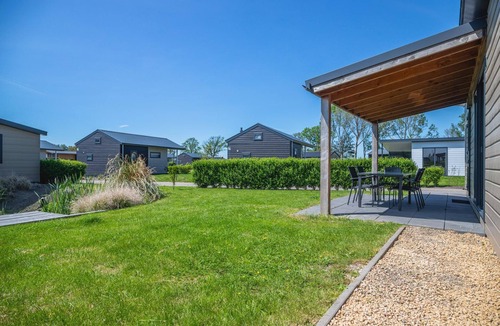 West-Graftdijk House | This single-storey home is ideal for small families or groups of friends who want to enjoy a relaxing stay in nature together. The location offers peace and space, while facilities are close at hand.