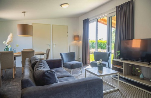 West-Graftdijk House | This single-storey home is ideal for small families or groups of friends who want to enjoy a relaxing stay in nature together. The location offers peace and space, while facilities are close at hand.