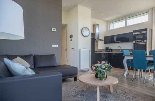 West-Graftdijk House | This single-storey home is set amid the characteristic polder landscape of North Holland and offers a pleasant balance between relaxation and views of the green surroundings. Here you can experience true outdoor living, with all comforts within easy