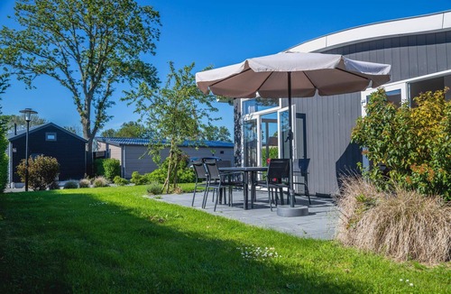 West-Graftdijk House | This single-storey home is set amid the characteristic polder landscape of North Holland and offers a pleasant balance between relaxation and views of the green surroundings. Here you can experience true outdoor living, with all comforts within easy