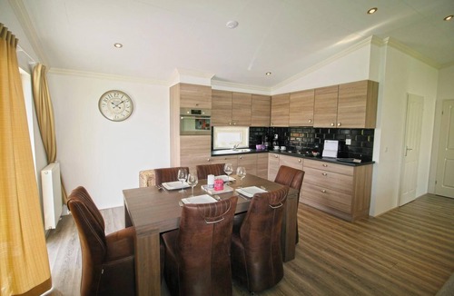 West-Graftdijk House | This single-storey home is cozy and detached, ideal for families or friends who want to relax together in a warm and comfortable setting. Its location immediately creates a holiday feeling and forms a great base for both peace and adventure.