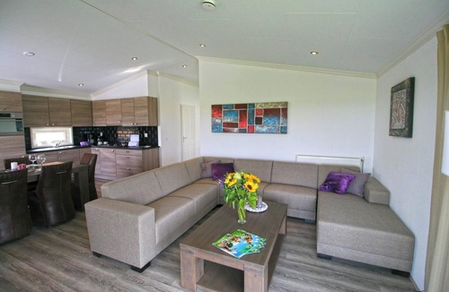 West-Graftdijk House | This single-storey home is cozy and detached, ideal for families or friends who want to relax together in a warm and comfortable setting. Its location immediately creates a holiday feeling and forms a great base for both peace and adventure.