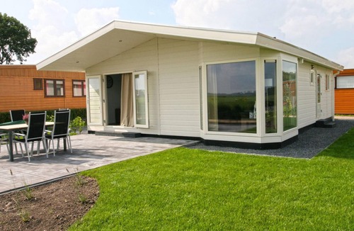 West-Graftdijk House | This single-storey home is cozy and detached, ideal for families or friends who want to relax together in a warm and comfortable setting. Its location immediately creates a holiday feeling and forms a great base for both peace and adventure.