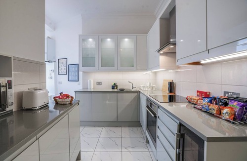 Westminster Apartment | This spacious 4-bedroom, 2-bathroom apartment accommodates up to 12 guests, making it perfect for large families or groups. Located in Westminster’s with lift access, it’s just a short walk from Victoria Station and Buckingham Palace.