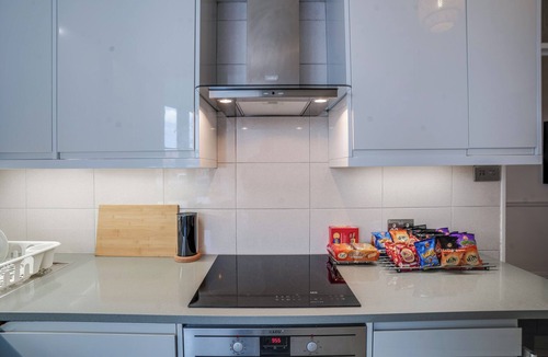 Westminster Apartment | This spacious 4-bedroom, 2-bathroom apartment accommodates up to 12 guests, making it perfect for large families or groups. Located in Westminster’s with lift access, it’s just a short walk from Victoria Station and Buckingham Palace.