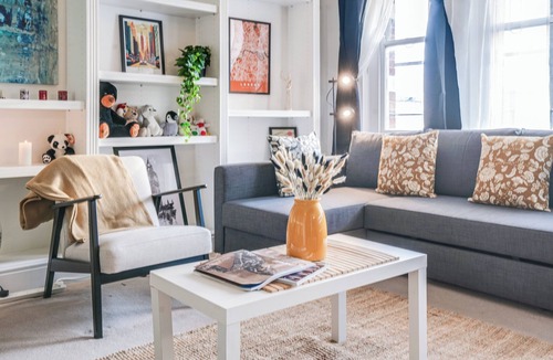 Westminster Apartment | This spacious 4-bedroom, 2-bathroom apartment accommodates up to 12 guests, making it perfect for large families or groups. Located in Westminster’s with lift access, it’s just a short walk from Victoria Station and Buckingham Palace.