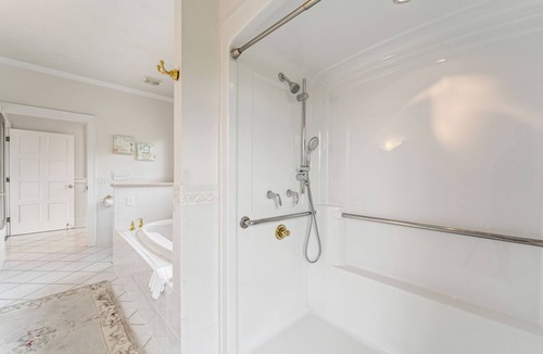 Lexington Bed & Breakfast | This spacious cottage is located in a private building with its own entrance a few steps from the Main Inn. Features include a private balcony, bedroom with a king-size bed, gas fireplaces, private bathroom with double whirlpool tub and separate show