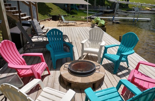 Custer Cottage | This spacious cottage with a hot tub is the perfect spot for a family vacation.