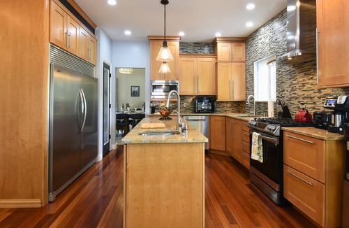 Thayer House | This spacious luxury retreat features 3 bedrooms and 2.5 bathrooms, comfortably sleeping up to 12 guests. The large dining table seats 12, making it perfect for family meals, group gatherings, or celebrating after a day on the course.