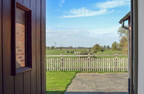 Huxley Cottage | This spacious property for 4 has extensive views and an abundance of attractions close by.
