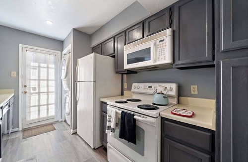 Greater Fondren Southwest House | This spacious townhouse is situated in a quiet gated community close to the Texas Medical Center and Downtown Houston. Its convenient location and modern amenities make it an excellent choice for families, business travelers, singles, and couples.