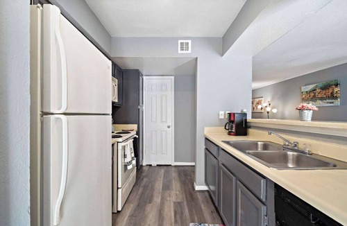 Greater Fondren Southwest House | This spacious townhouse is situated in a quiet gated community close to the Texas Medical Center and Downtown Houston. Its convenient location and modern amenities make it an excellent choice for families, business travelers, singles, and couples.