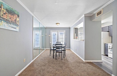 Greater Fondren Southwest House | This spacious townhouse is situated in a quiet gated community close to the Texas Medical Center and Downtown Houston. Its convenient location and modern amenities make it an excellent choice for families, business travelers, singles, and couples.