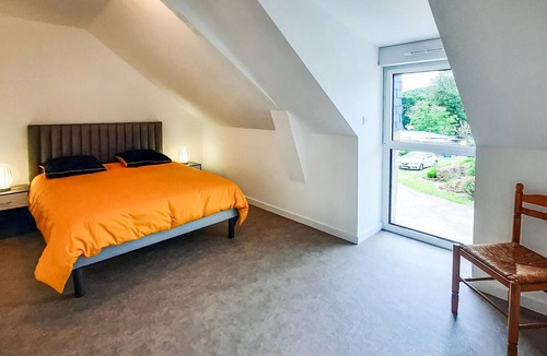 Pluherlin House | This spacious vacation home offers you space for the whole family near a lake.