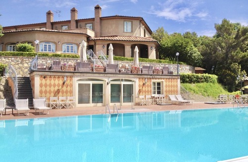 Monteverdi Marittimo Apartment | This studio apartment, approximately 23 square meters in size, sleeps two. It is tastefully furnished and air-conditioned. It features a kitchenette equipped with dishes, an oven, a refrigerator, satellite TV, a living room with a double bed, and a priva