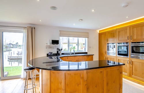Wroxham Cottage | This stunning waterside home offers an amazing space for families and friends.