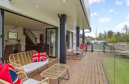 Wroxham Cottage | This stunning waterside home offers an amazing space for families and friends.
