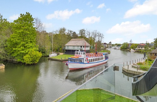 Wroxham Cottage | This stunning waterside home offers an amazing space for families and friends.