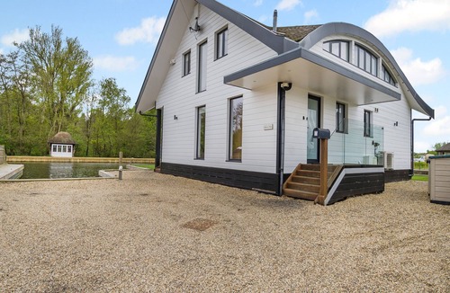 Wroxham Cottage | This stunning waterside home offers an amazing space for families and friends.