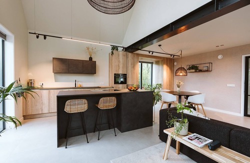 Ouddorp House | This stylish and luxurious holiday home near the sea is perfect for families and all seasons. With a spacious garden and modern kitchen, you’ll enjoy peace, comfort, and quality time together.