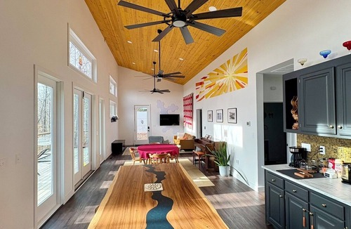 Summertown House | This stylish, modern country home is perfect for a getaway in Summertown, TN.