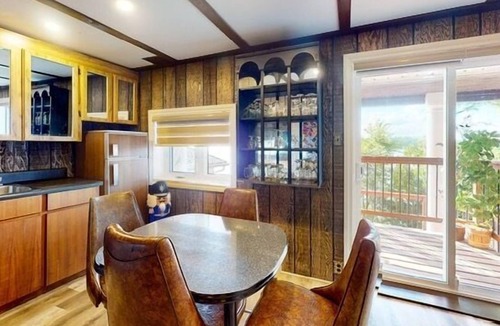 Wollaston Villa | This villa is a 7 bedroom(s), 5.5 bathrooms, located in Coe Hill, Ontario.
