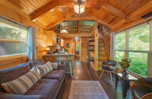 Lookout Valley Neighborhood Association House | Thomas Cabin Forest Tiny Cabin With Hot Tub