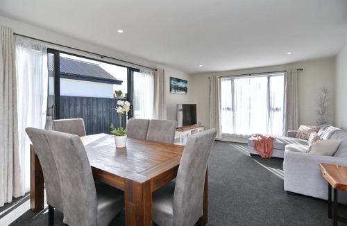 Spreydon House | Thomas Townhouse - Christchurch Holiday Homes