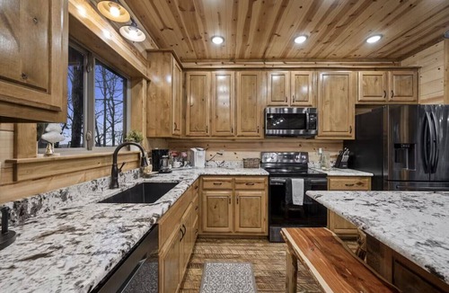 Broken Bow Cabin | Three Bears Hideout, Mountain Views, Relaxing pool retreat