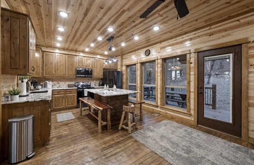 Broken Bow Cabin | Three Bears Hideout, Mountain Views, Relaxing pool retreat