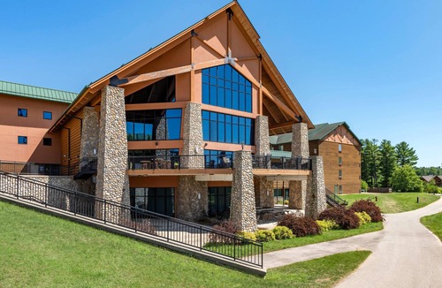 Warrens Resort | Three Bears Waterpark Resort Near Tomah, an Ascend Collection Hotel