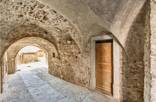 Sutrio Apartment | Three-Bedroom Apartment in Sutrio